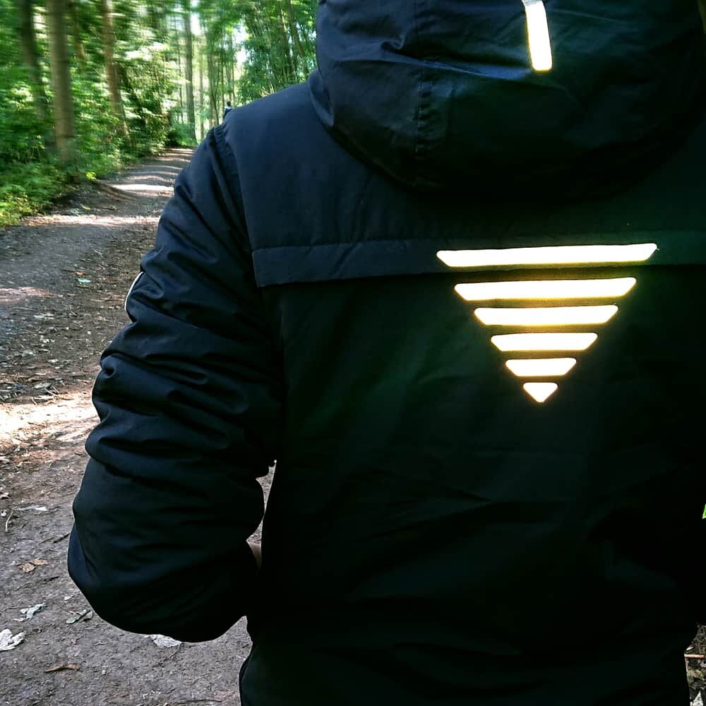 Outdoor-Jacke mit schmalen Metallic-Reflexstreifen, starke Reflexion
