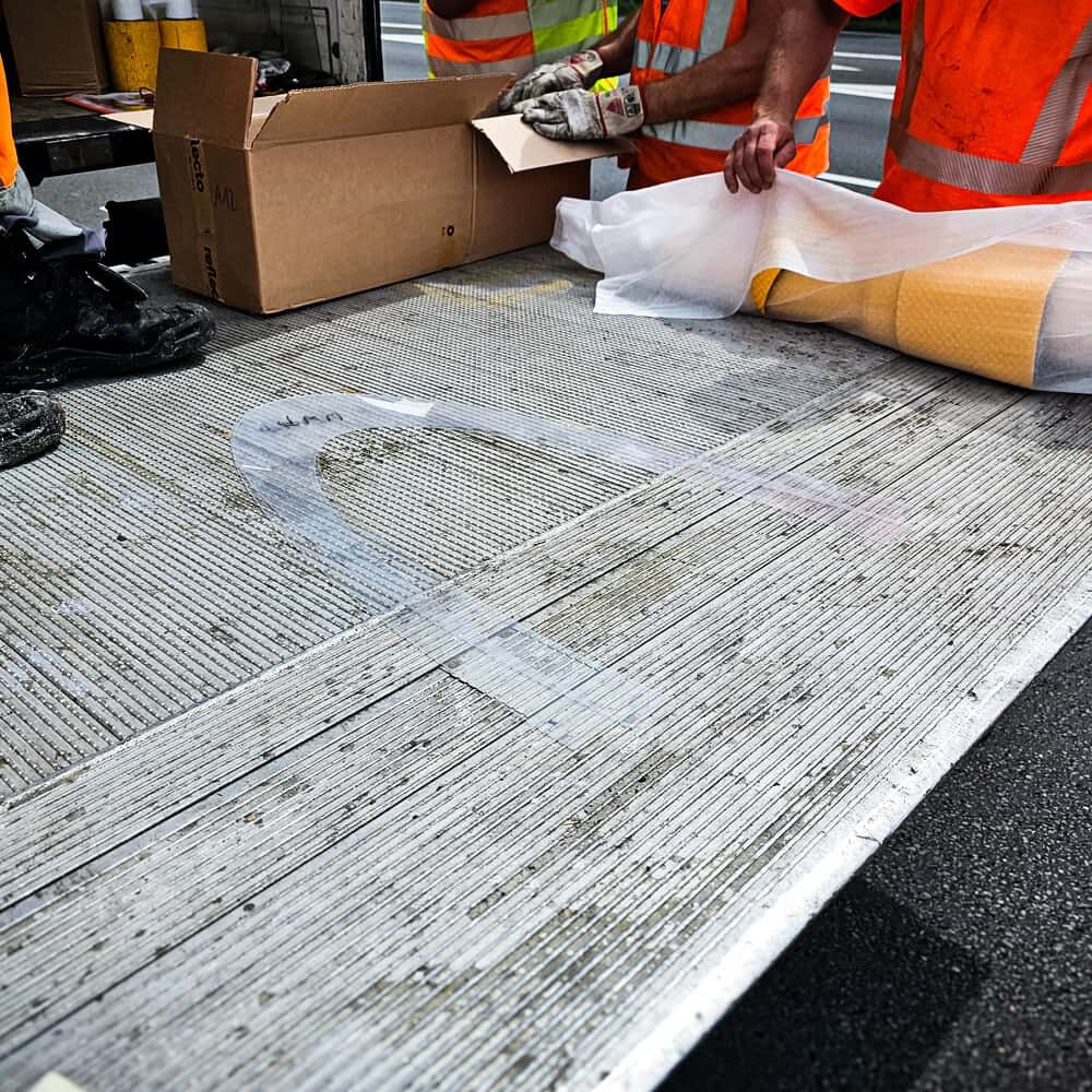 Vorbereitung der Piktogramme auf Ladefläche, 3M Stamark Rollenmaterial wird entpackt