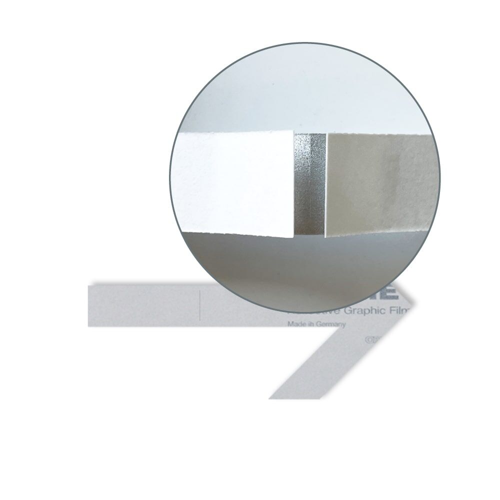 Detail: Materialaufbau der Reflexfolie, Klebekante im Lupenausschnitt