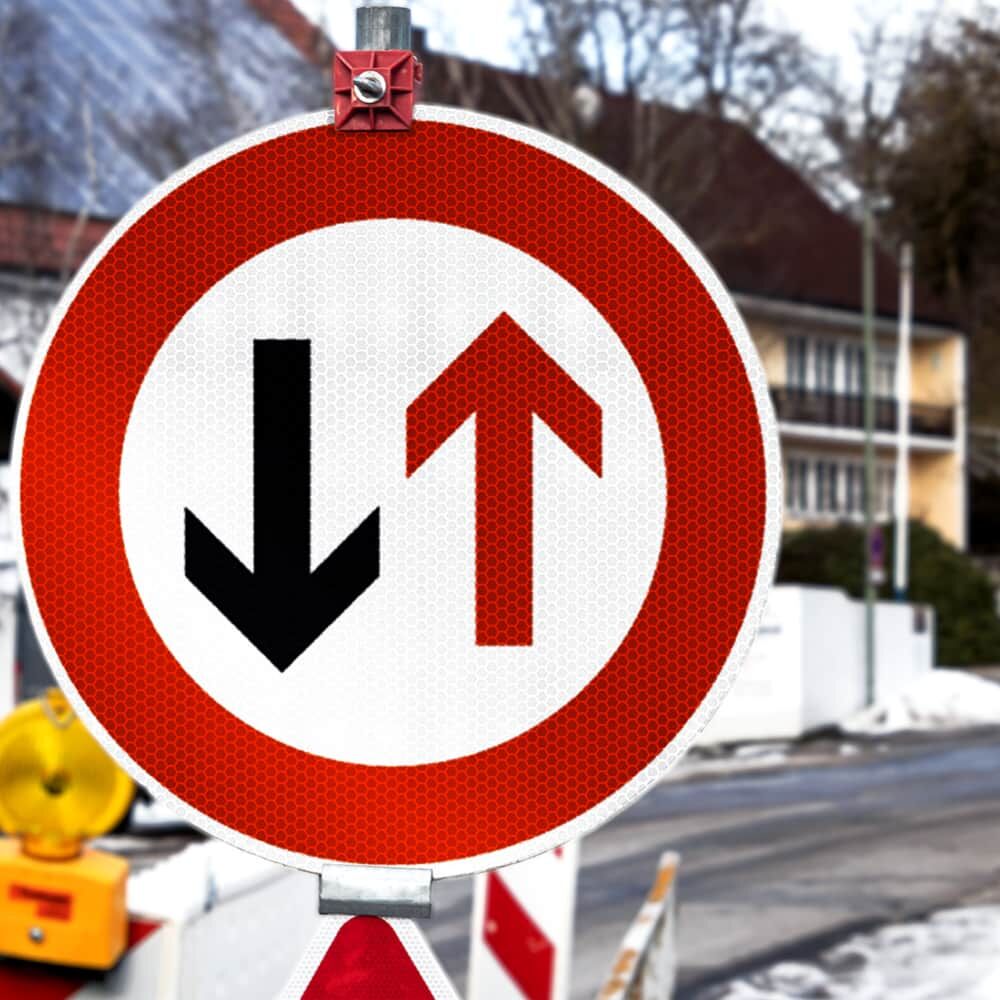 Einsatzfoto: Verkehrszeichen 208 „Vorrang des Gegenverkehrs“ an Baustelle