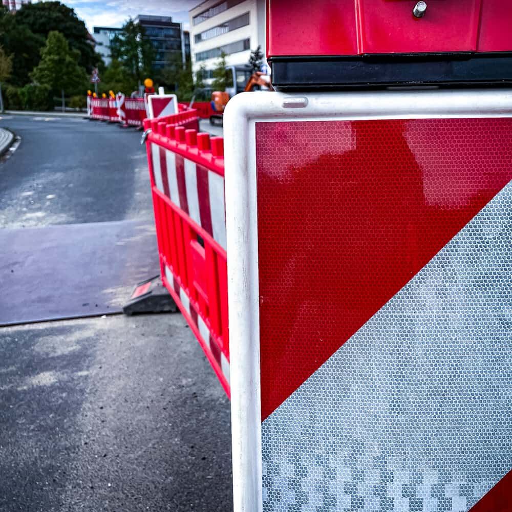 Detail: Avery W-3100 Folie auf Bake, reflektierendes rot-weißes Muster nah.
