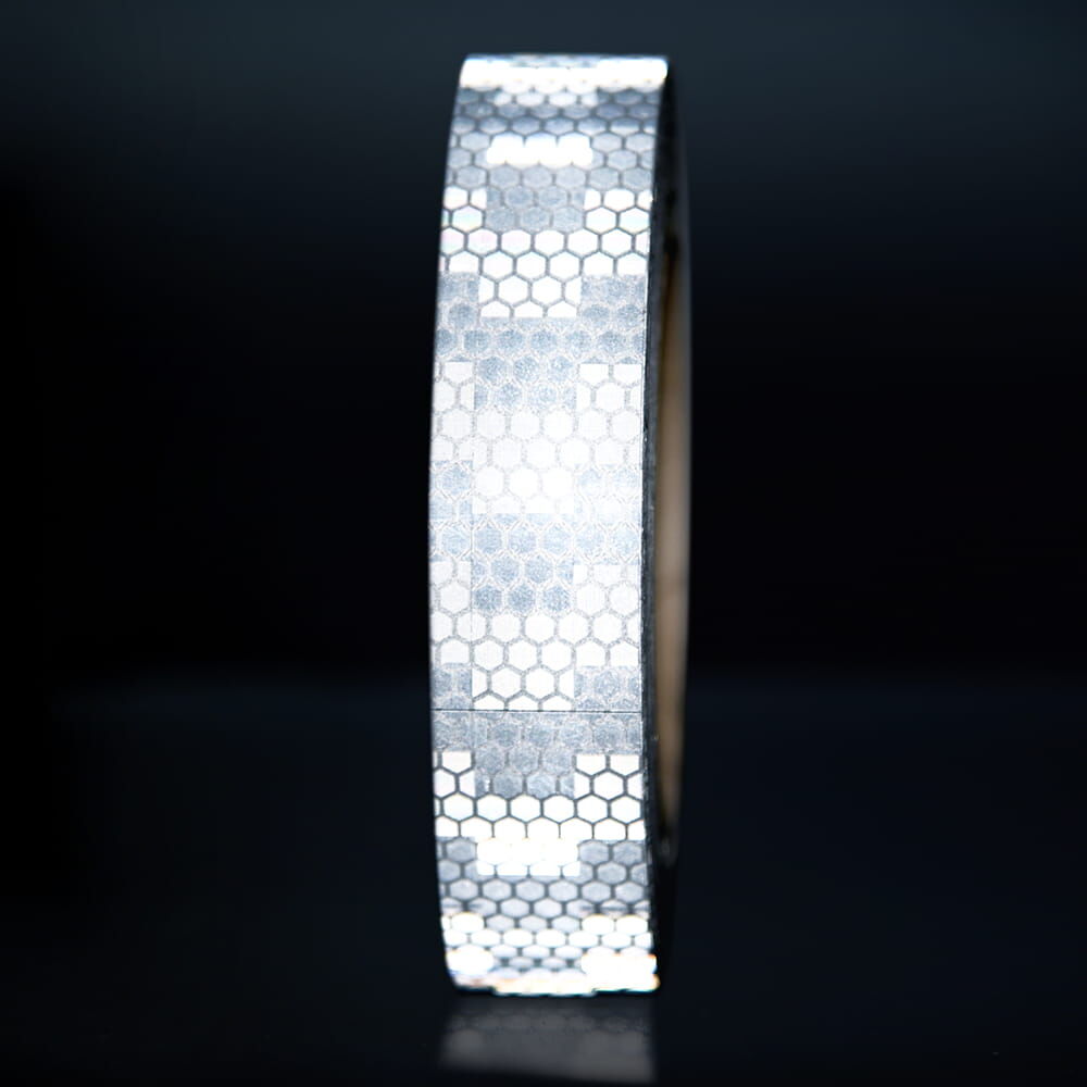 25 mm Rolle Avery Reflexband V-8000 weiß, reflektierend vor dunklem Hintergrund