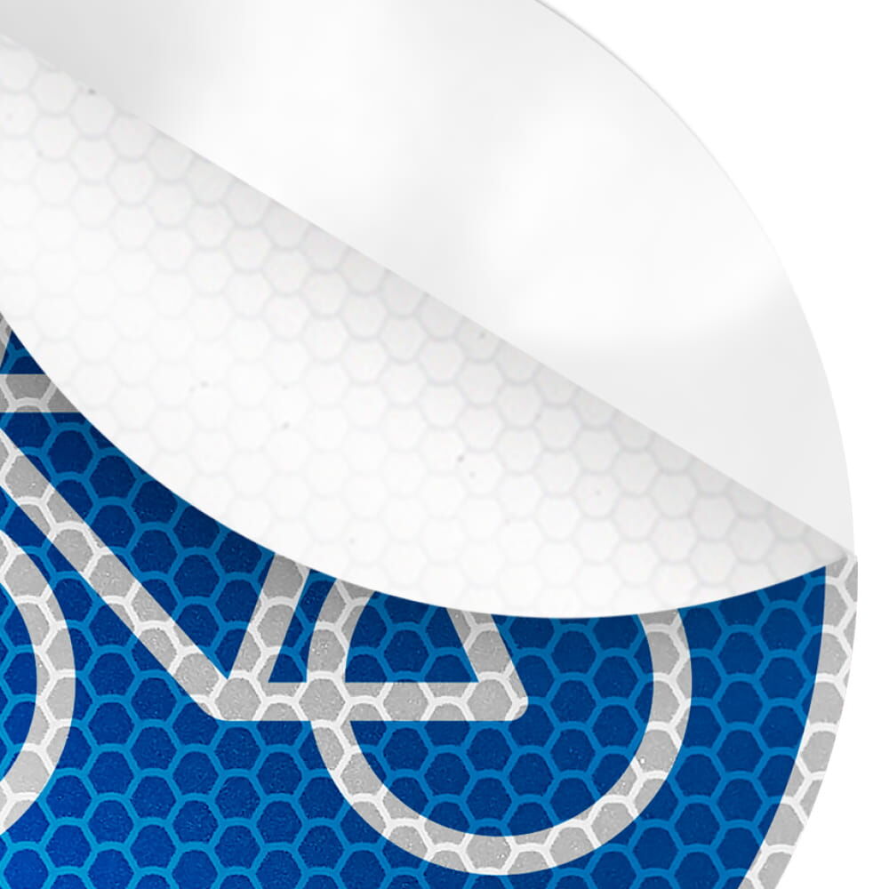 Nahaufnahme: reflektierende Wabenstruktur des Radweg-Aufklebers mit Fahrrad-Symbol