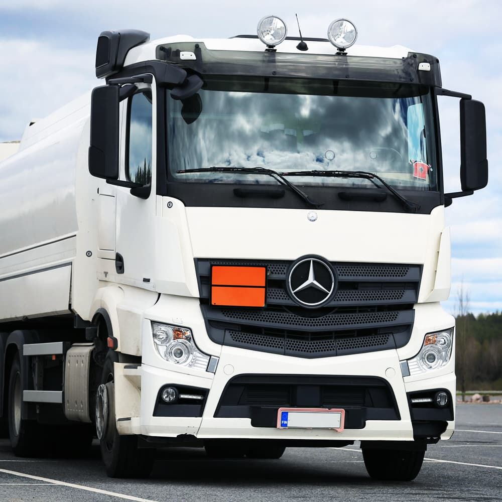 Tankwagen mit orangefarbener ADR-Übungstafel als Aufkleber vorn am Kühlergrill.