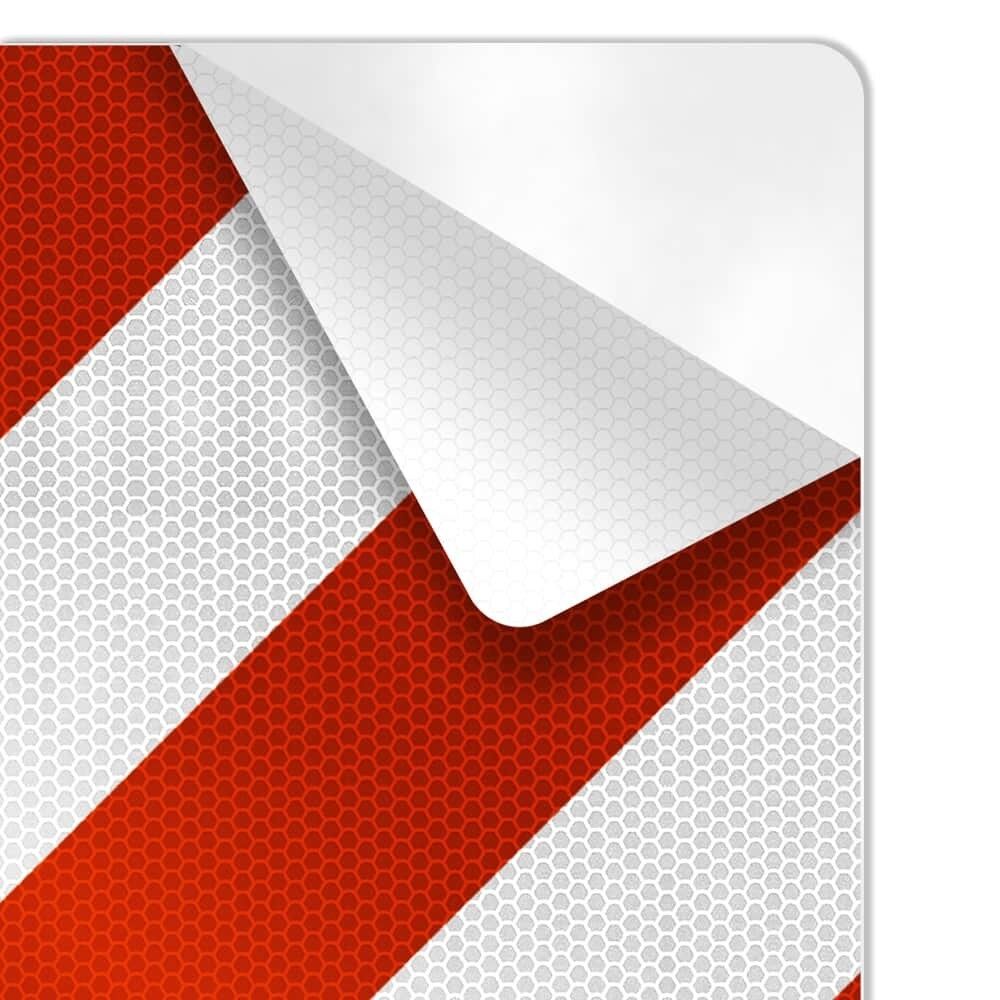 Detail Leitplatte VZ 626-10 rechts mit abgelöster Ecke und Wabenstruktur