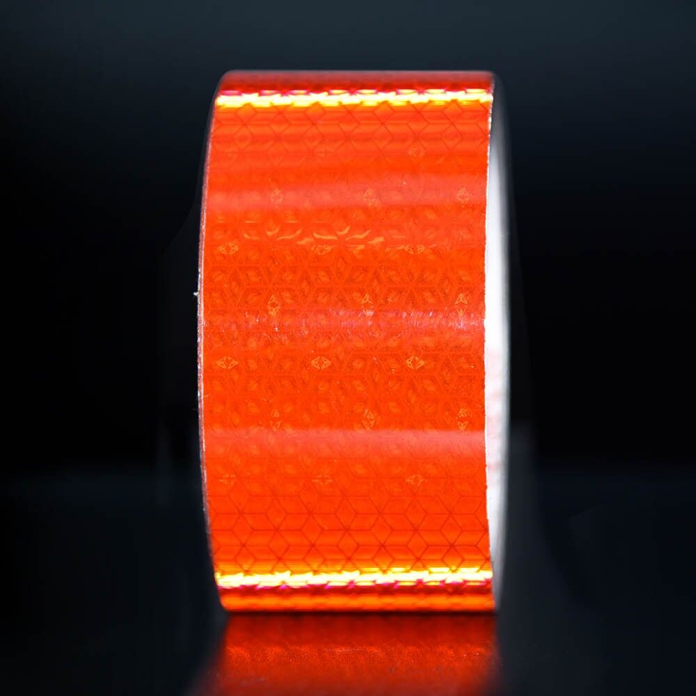 50 mm Rolle Orafol ORALITE Reflexband VC 170 rot, reflektierend vor dunklem Hintergrund
