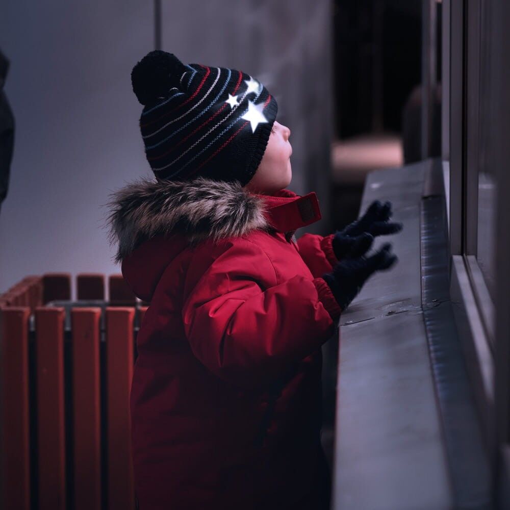 Kindermütze bei Nacht mit reflektierenden Stern-Aufbüglern vorne