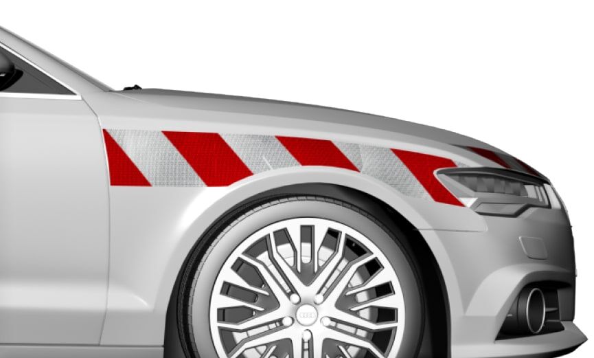 Detailsansicht zeigt den passgenauen Ausschnitt von Designelementen der Karosserie hier am Beispiel der Seitenmarkierung des Audi A6 mit Aussparung der Frontleuchte