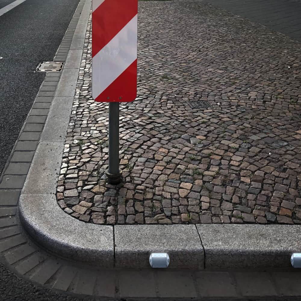Bordstein mit Reflektor bei Tag, nicht beleuchtet