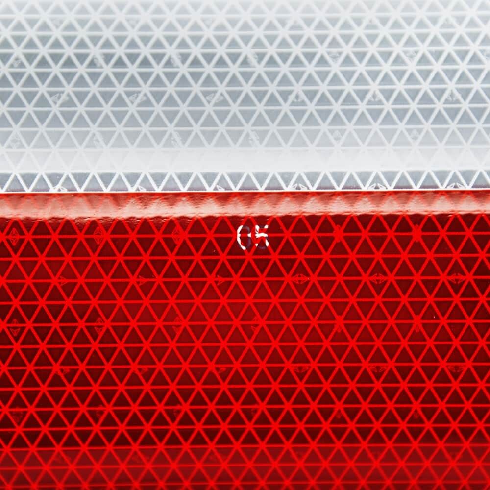 Detail: Zahl „05“ im roten Mikroprismen-Muster der 5931M-Folie