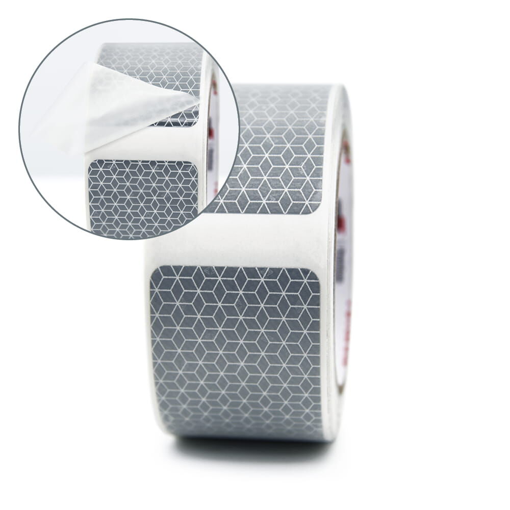 Detaillupe zeigt halb abgelöstes Applikationstape