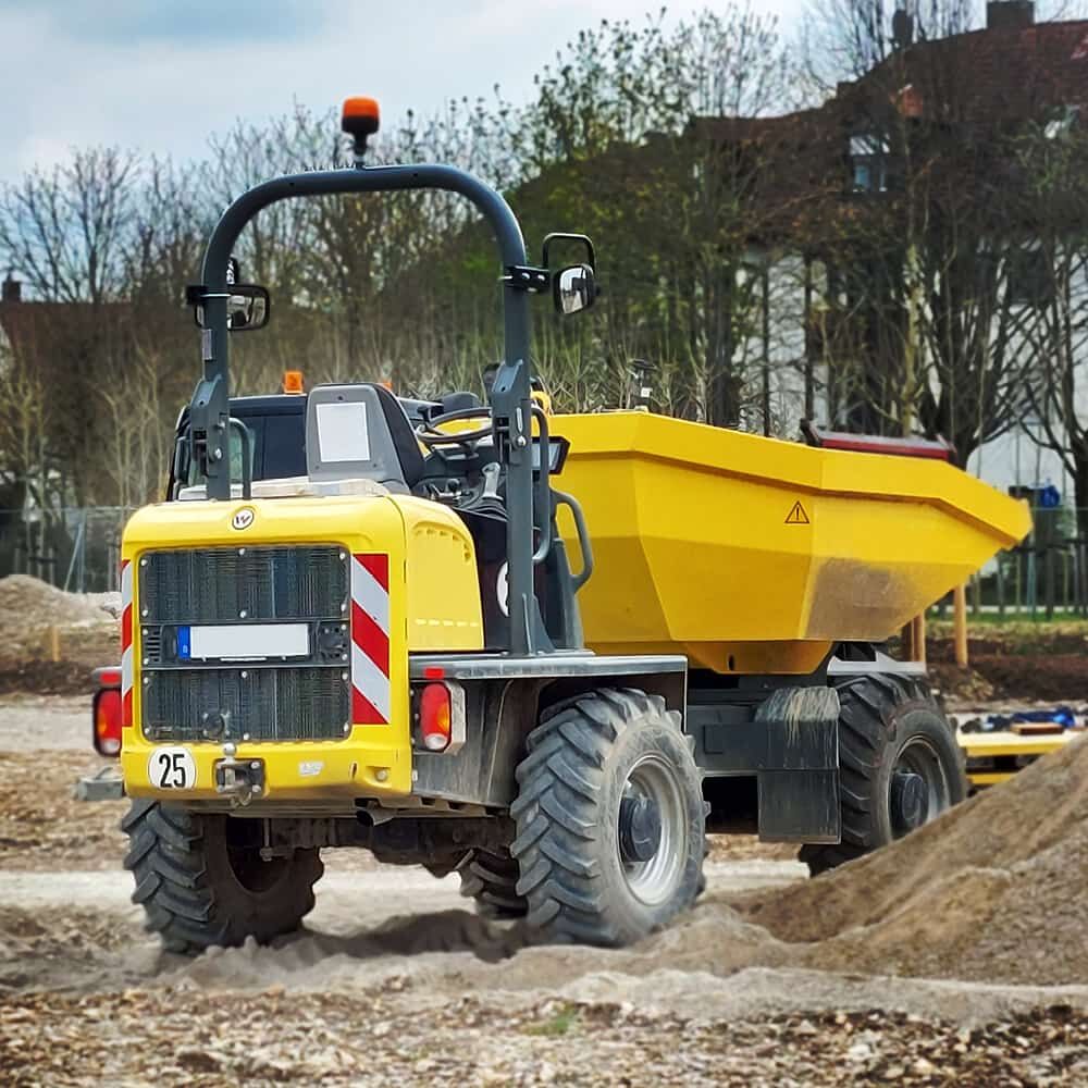 Anwendung: gelber Dumper mit rot-weißen Warnstreifen 5921M am Heck