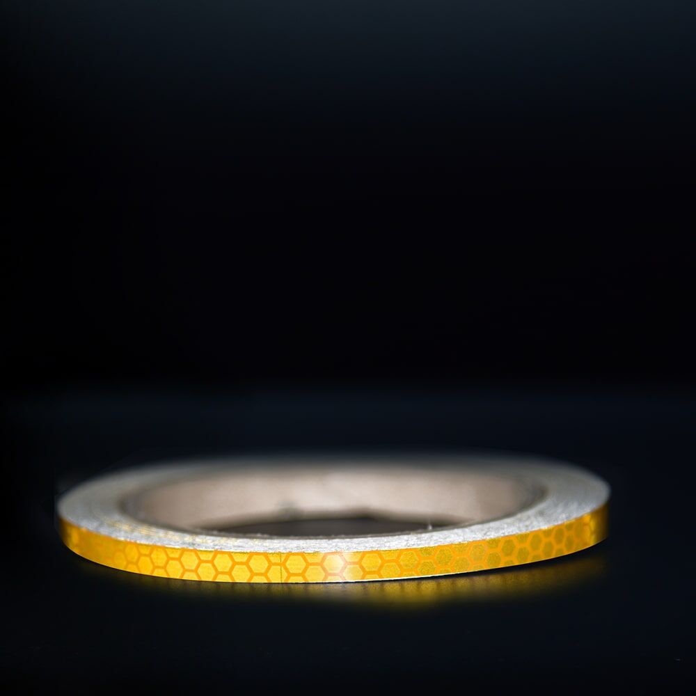 5 mm Rolle 3M Reflexband 823i gelb, reflektierend vor dunklem Hintergrund