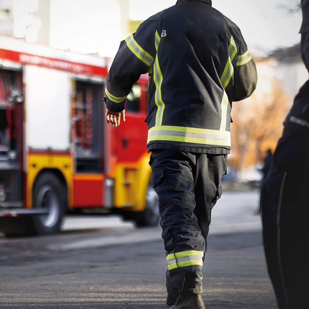 Feuerwehrjacke mit aufgebrachtem 3M Scotchlite 5637 Streifen im Einsatz