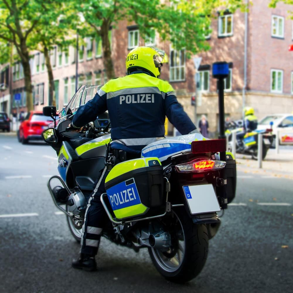 Polizeimotorrad mit fluoreszierender Gelbfolie 7510 für bessere Sichtbarkeit.