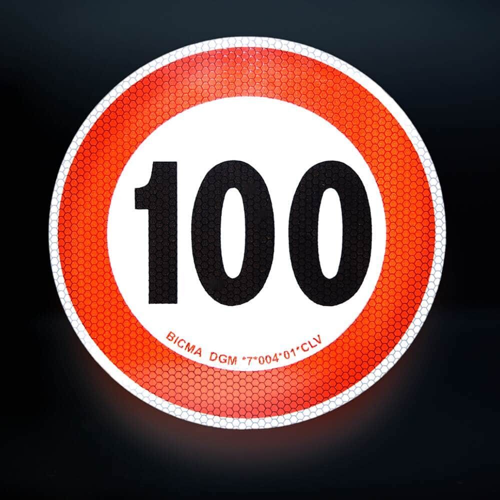 Reflektierendes 100-km/h-Schild bei Dunkelheit fotografiert, gute Sichtbarkeit