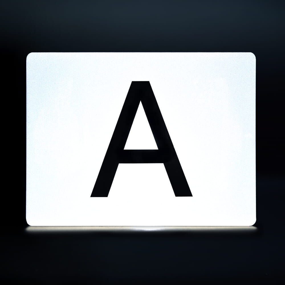 A-Schild aus Stahlblech stark reflektierend in dunkler Umgebung