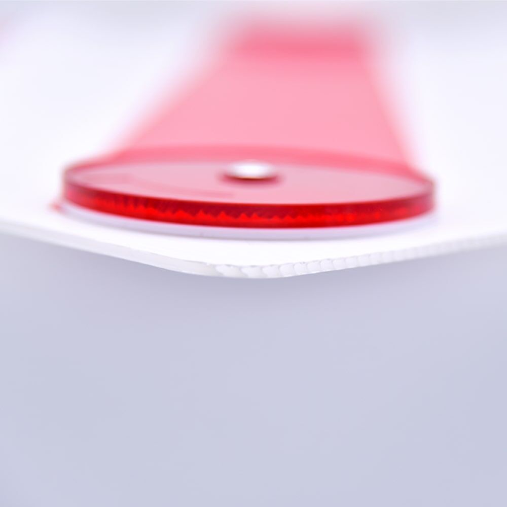 Detail Ecke: Reflektor und Plattenkante der Warntafel