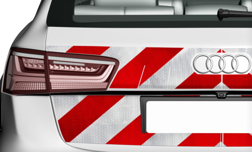 Detailsansicht zeigt normgerechte Warnmarkierungszuchnittsets am Beispiel des Audi A6 Hecks