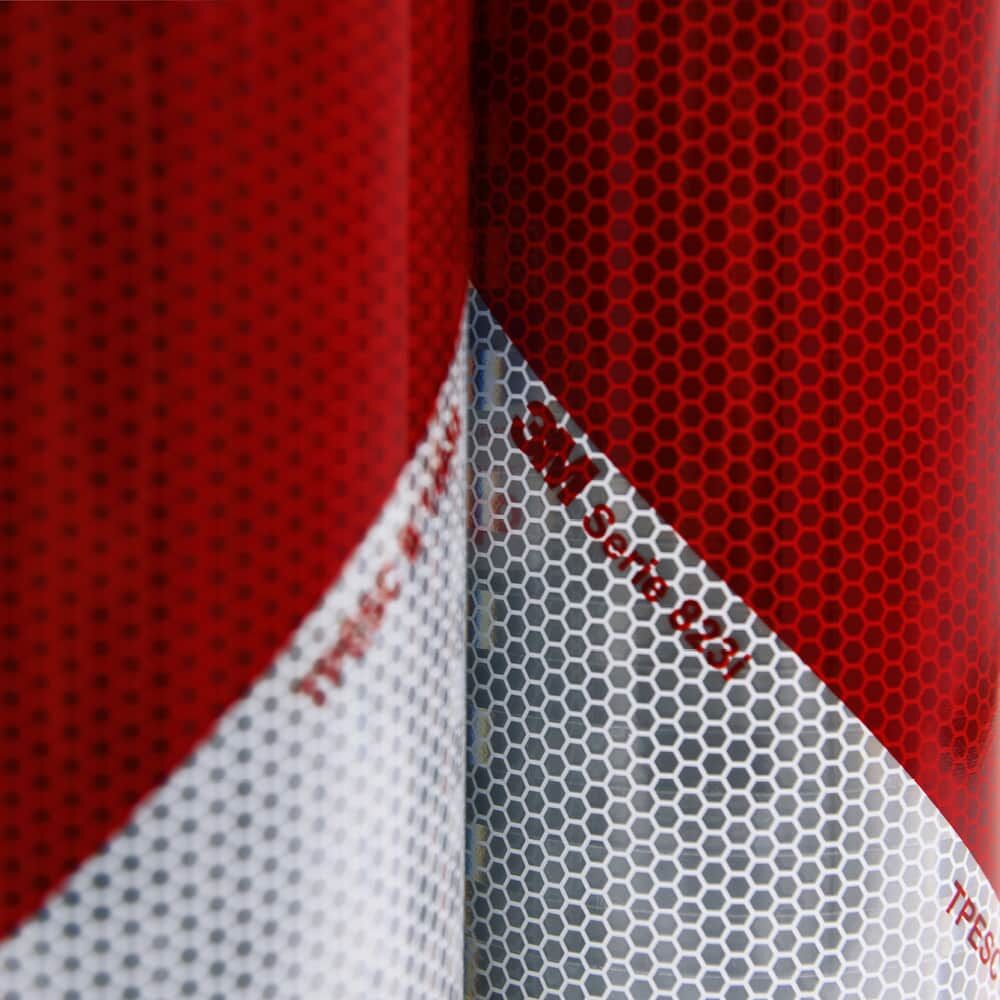 Detail der 3M 823i Warnmarkierung mit reflektierender Wabenstruktur