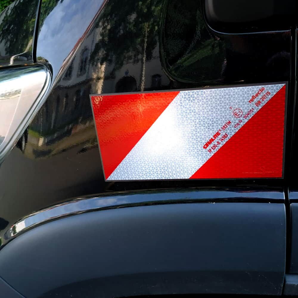 Magnet-Warnmarkierung 5921M mit rot-weißen Diagonalstreifen auf Lkw-Fahrerhaus montiert