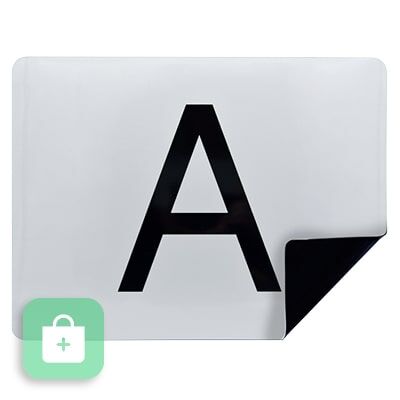 Ein magnetisches A-Schild mit sich lösender Ecke unten rechts.