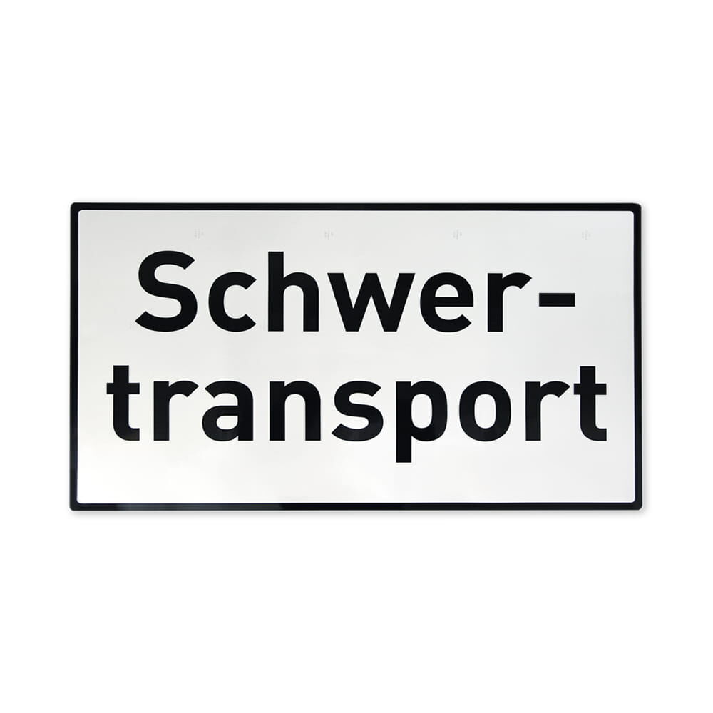 Rechteckiges Schild mit Aufschrift „Schwertransport“ auf weißem Grund