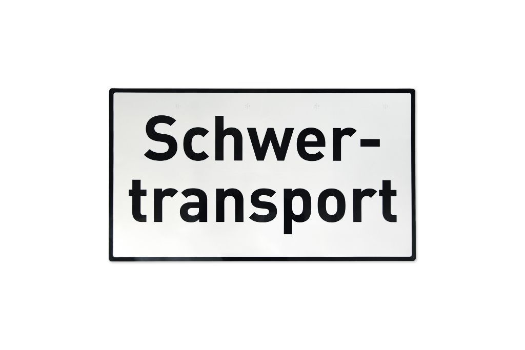 Rechteckiges Schild mit Aufschrift „Schwertransport“ auf weißem Grund