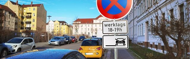 Blanko Zusatzzeichen und Verkehrsschilder Verkehrszeichen mit Zusatzzeichen weißt auf das beginnende Halteverbot in den Parkbuchten der Wohnhausstraße hin.