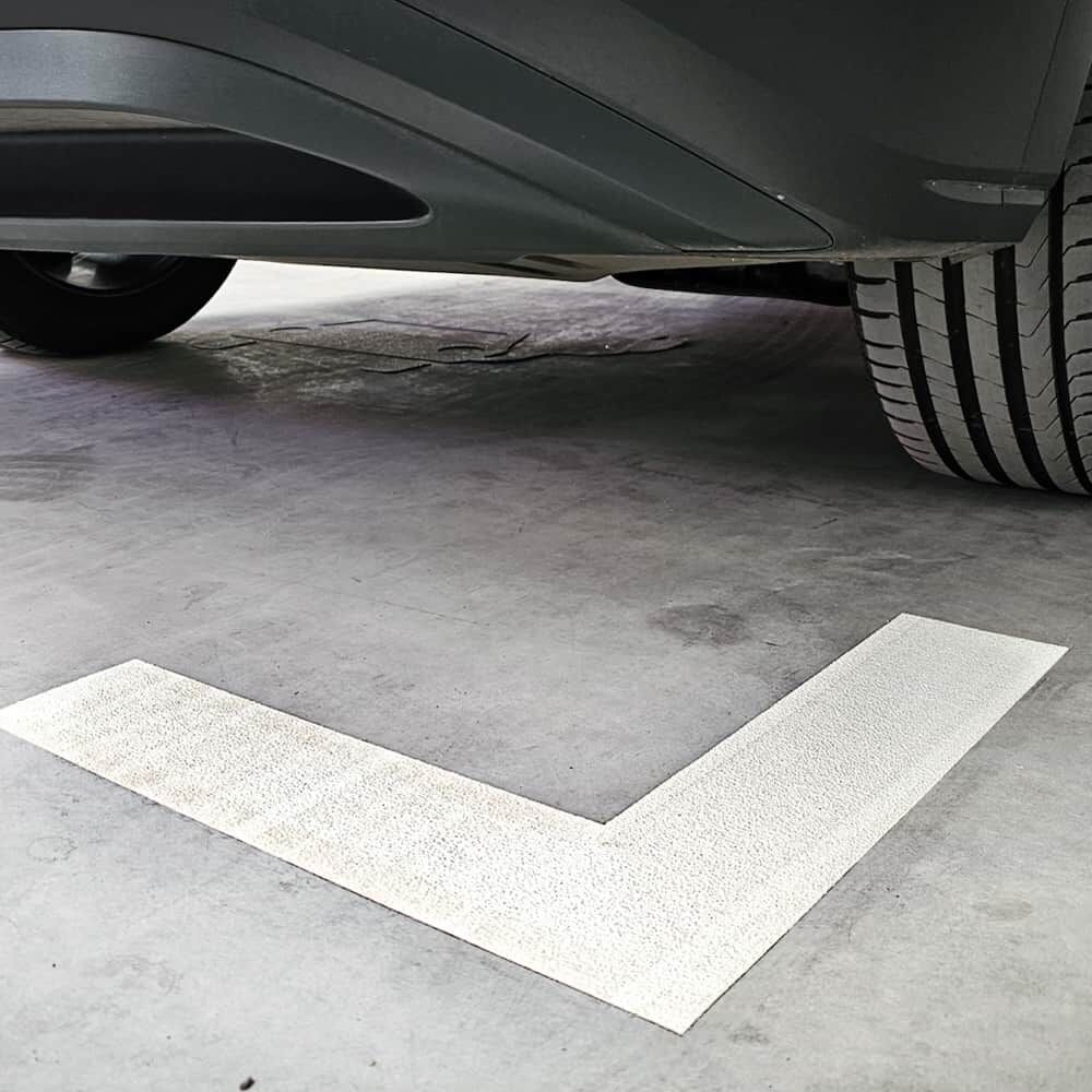 Detailansicht der weißen 3M Stamark L-Markierung unter Fahrzeug