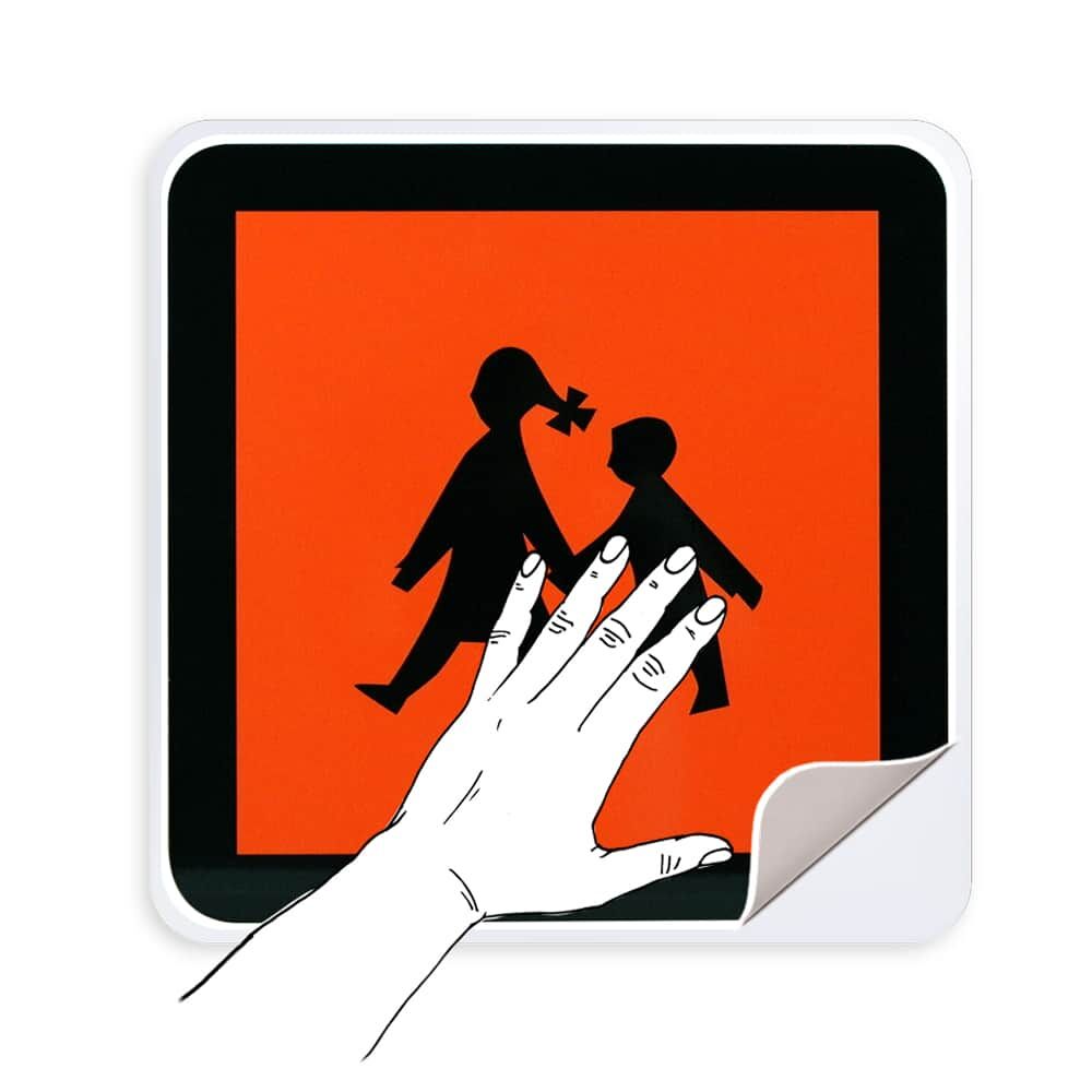 Hand befestigt Schulbusschild auf quadratischem Aufbewahrungsträger