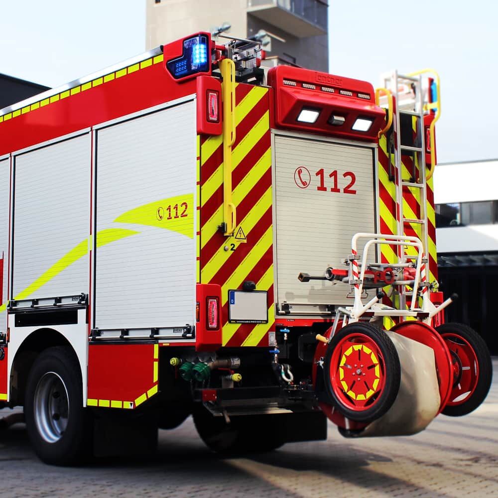 Feuerwehrheck mit ORALITE VC 612 Warnmarkierung rot/fluor-lime, diagonal appliziert