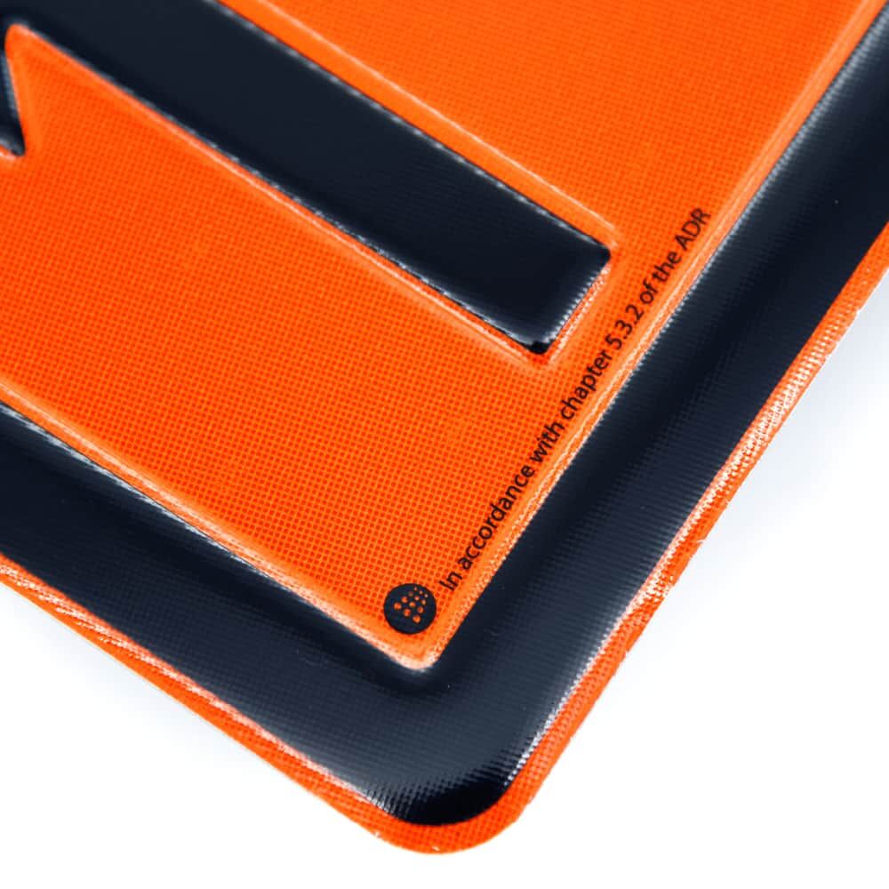 Detail: Ecke mit schwarzem Rahmen und „ADR Kapitel 5.3“-Aufdruck