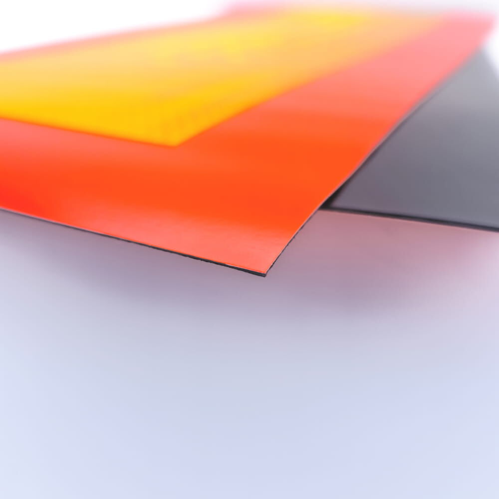 Eckdetail zeigt Folien und schwarze, magnetische Rückseite