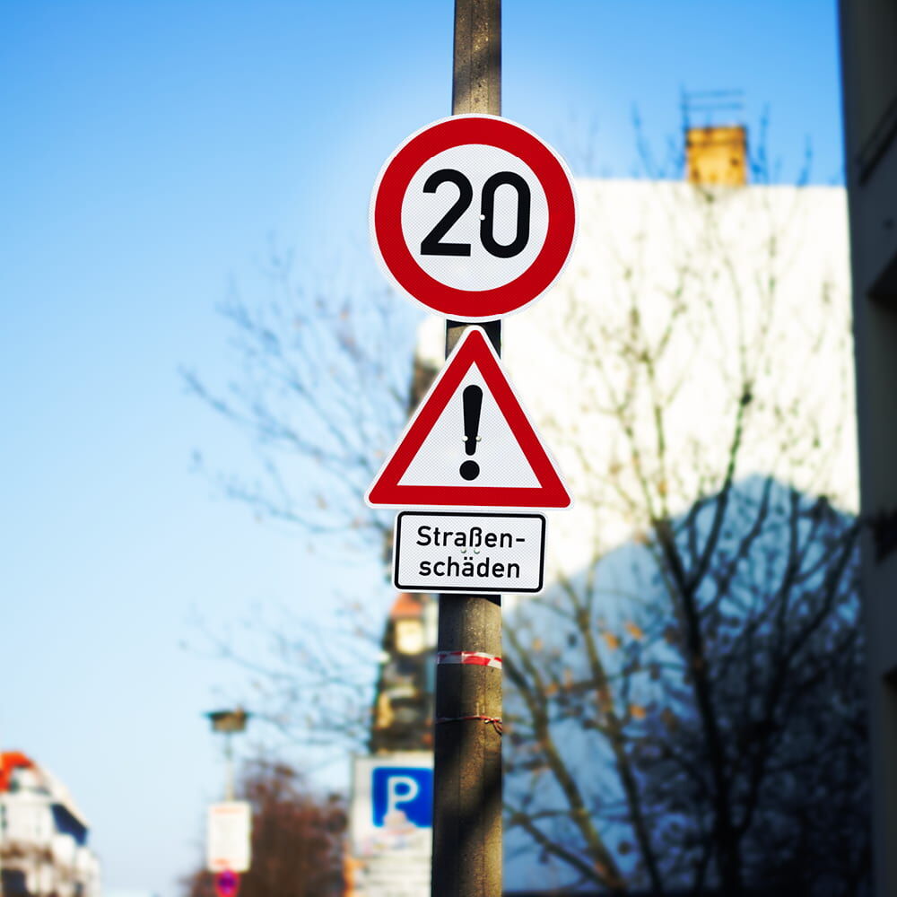 Verkehrszeichen 20 km/h + Warnschilder mit ORALITE 6910 Reflexfolie beklebt