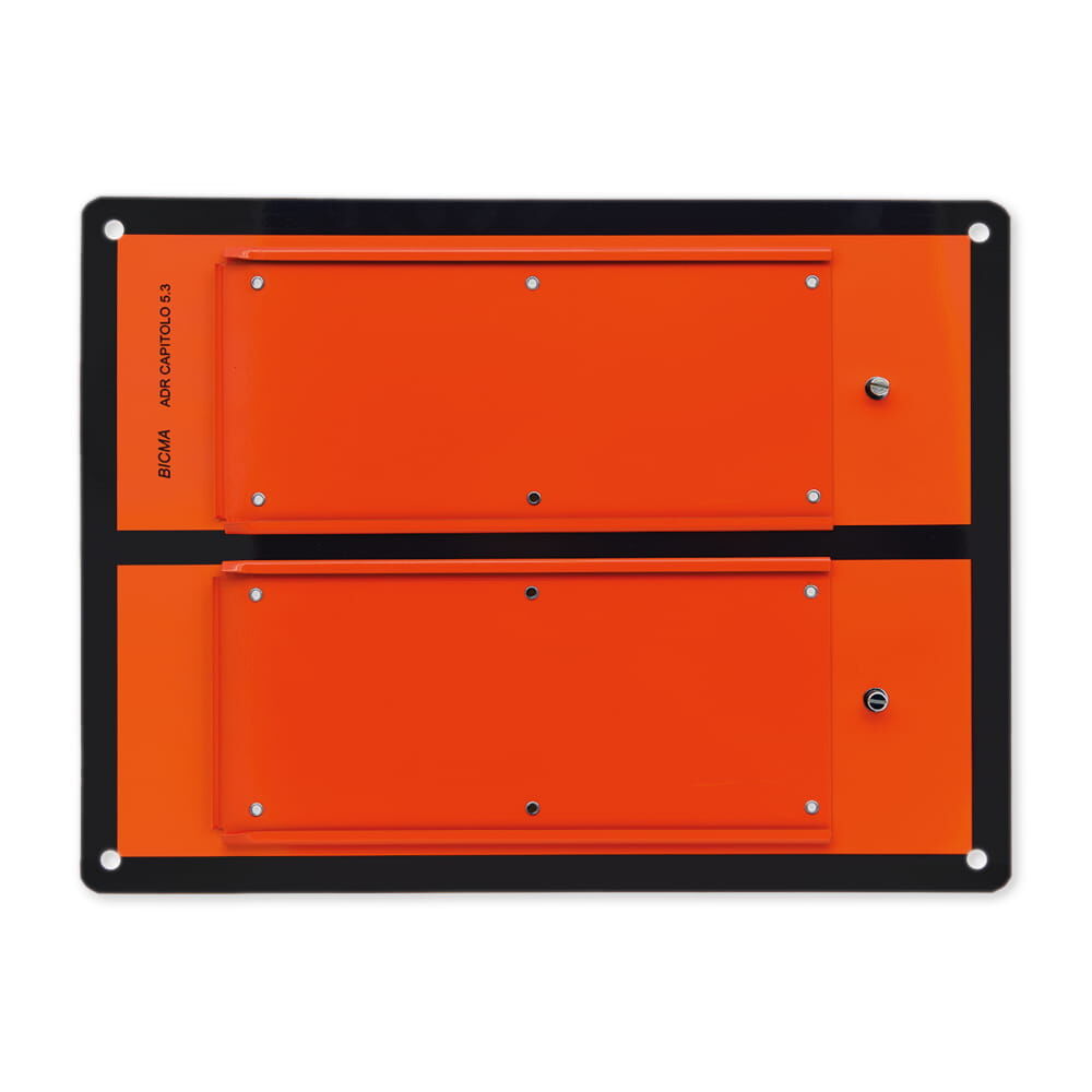 Orange ADR-Zifferntafel mit zwei Schienen auf schwarzer Trägerplatte.