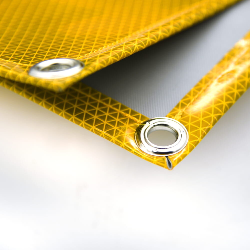 Nahaufnahme der Ösen und Rückseite des Banners "CONVOI EXCEPTIONNEL"