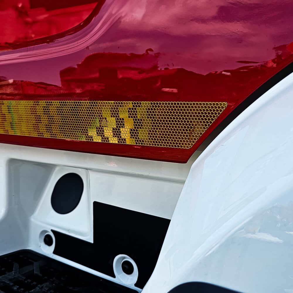 Gelber V-6700B Streifen unter Heck­leuchte erhöht Hecksichtbarkeit