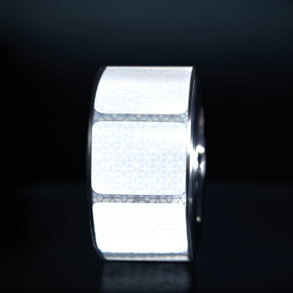 Weiße VC104+ CG Rolle, Segmente reflektieren vor dunklem Hintergrund