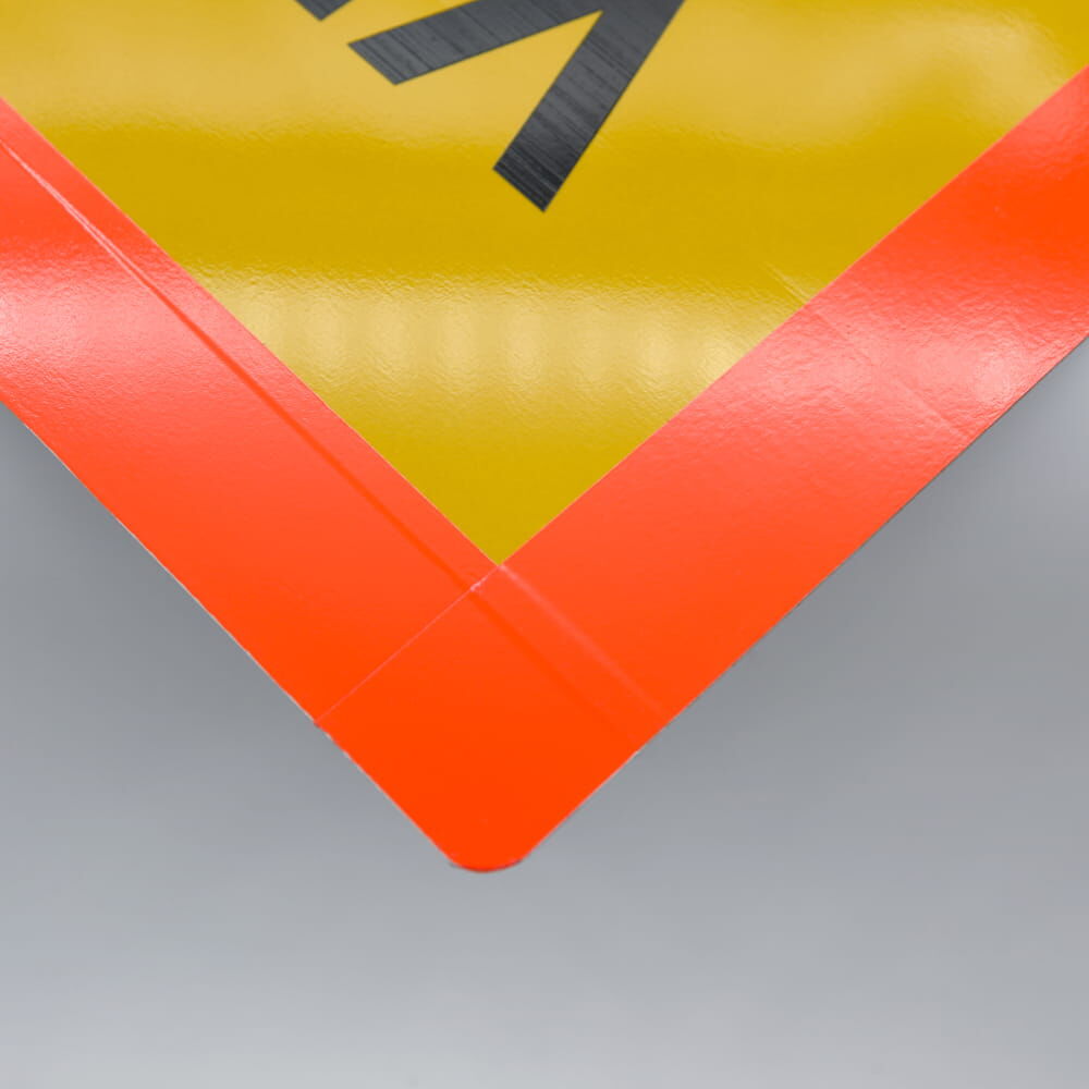 Nahaufnahme der Ecke mit rotem Rand und gelber reflektierender Fläche