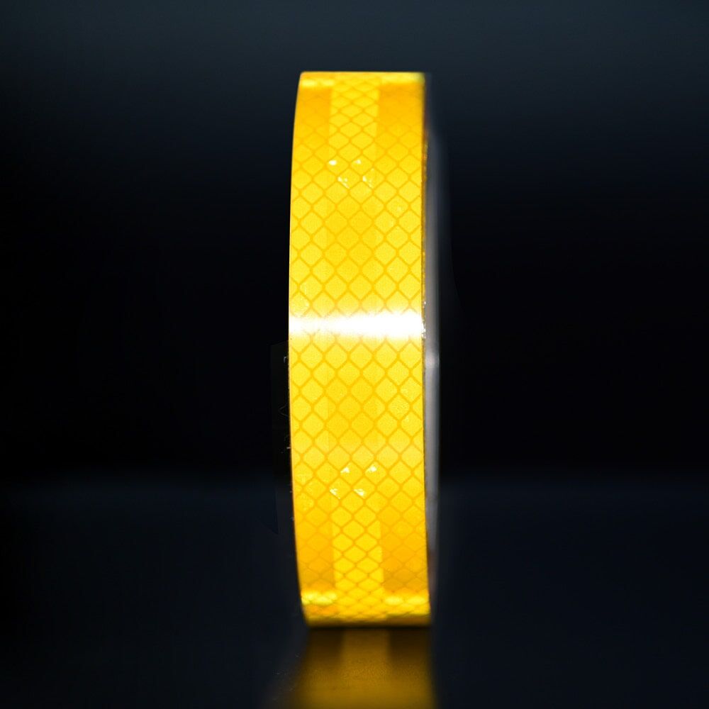 25 mm Rolle 3M Reflexband 3430 gelb, reflektierend vor dunklem Hintergrund
