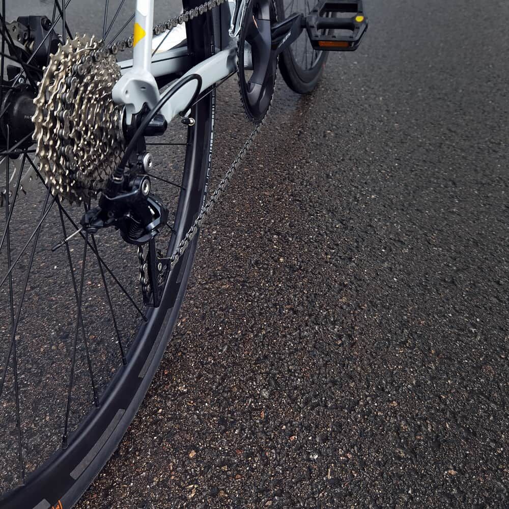 Schwarze Felgensticker Light dezent auf Fahrradfelge montiert