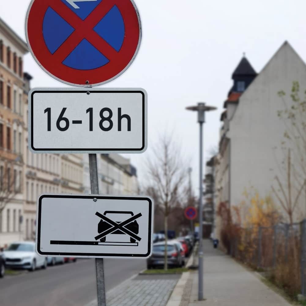 Anwendungsbeispiel für Verkehrszeichen mit Haltverbot und Overlay für zeitliche Beschränkung