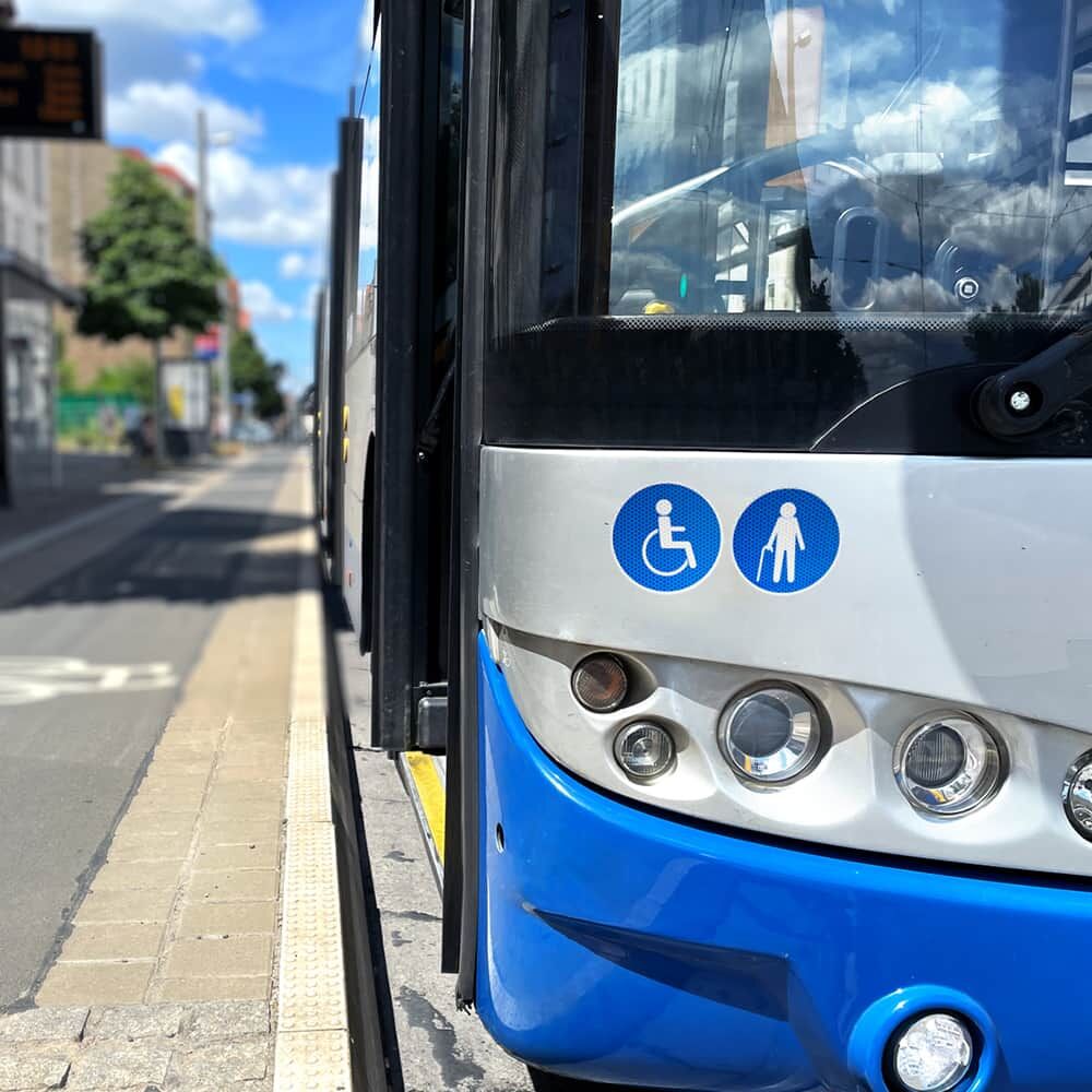 Symbol Rollstuhlfahrer als Aufkleber an der Tür eines Stadtbusses