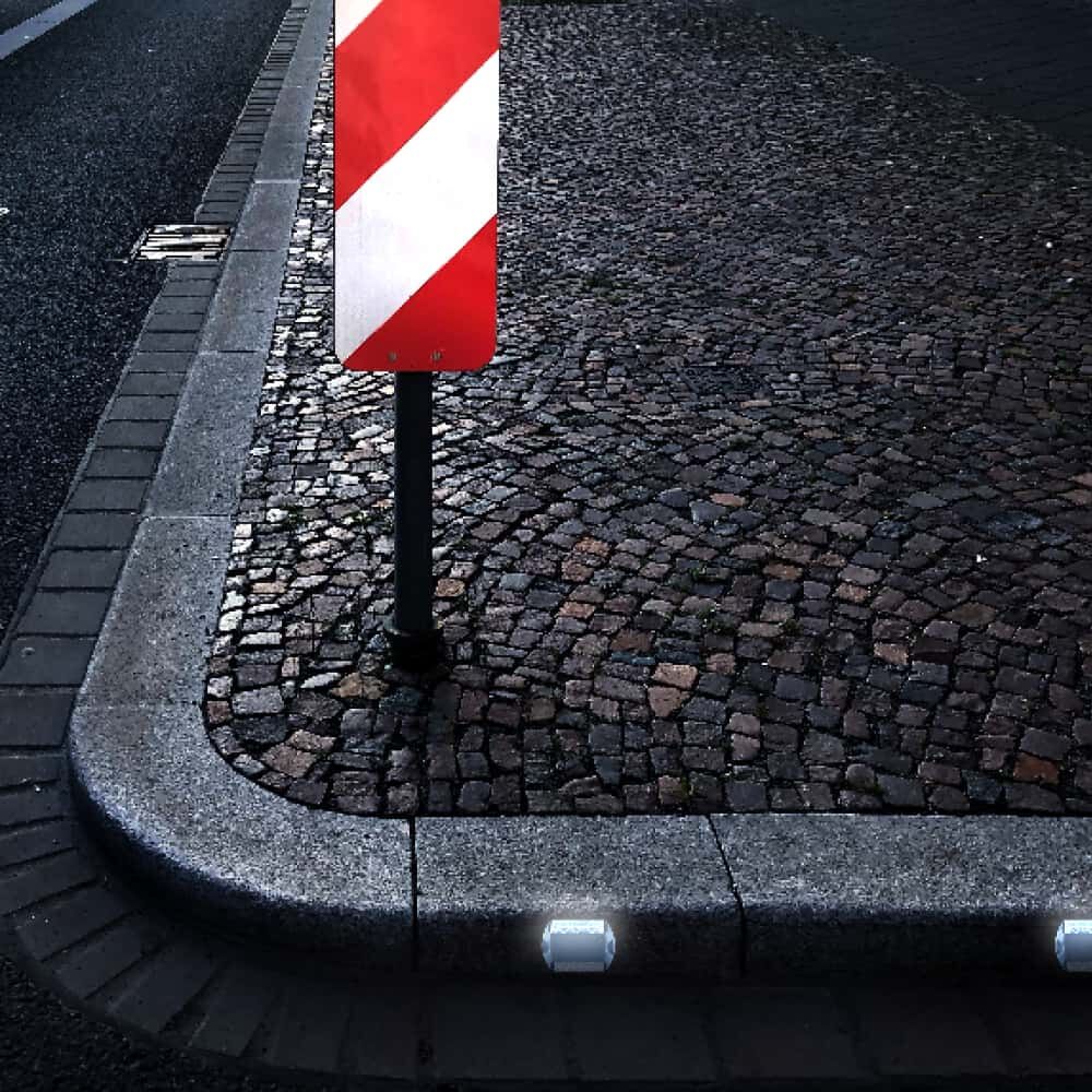 Bordstein mit Reflektor bei Nacht, weiß reflektierend