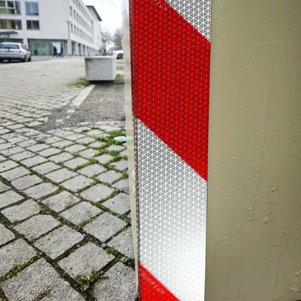 ORALITE 5951M vertikal an Containerkante montiert, hohe Sichtbarkeit