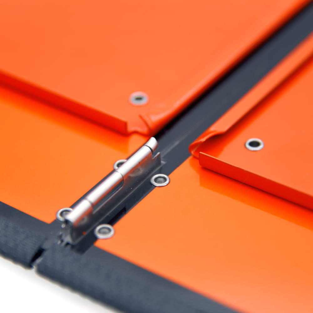 Detailansicht des mittleren Scharniers zwischen zwei orangen Klappsegmenten der ADR-Tafel.