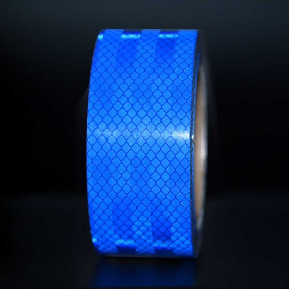 50 mm Rolle 3M Reflexband 3430 blau, reflektierend vor dunklem Hintergrund