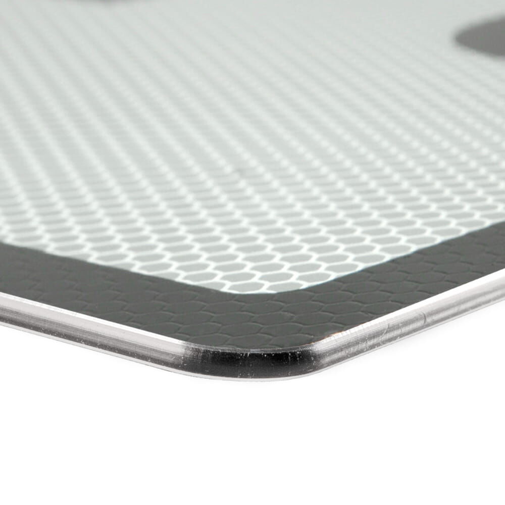 Detailaufnahme der abgerundeten Ecke des Schwertransportschilds aus Aluminium