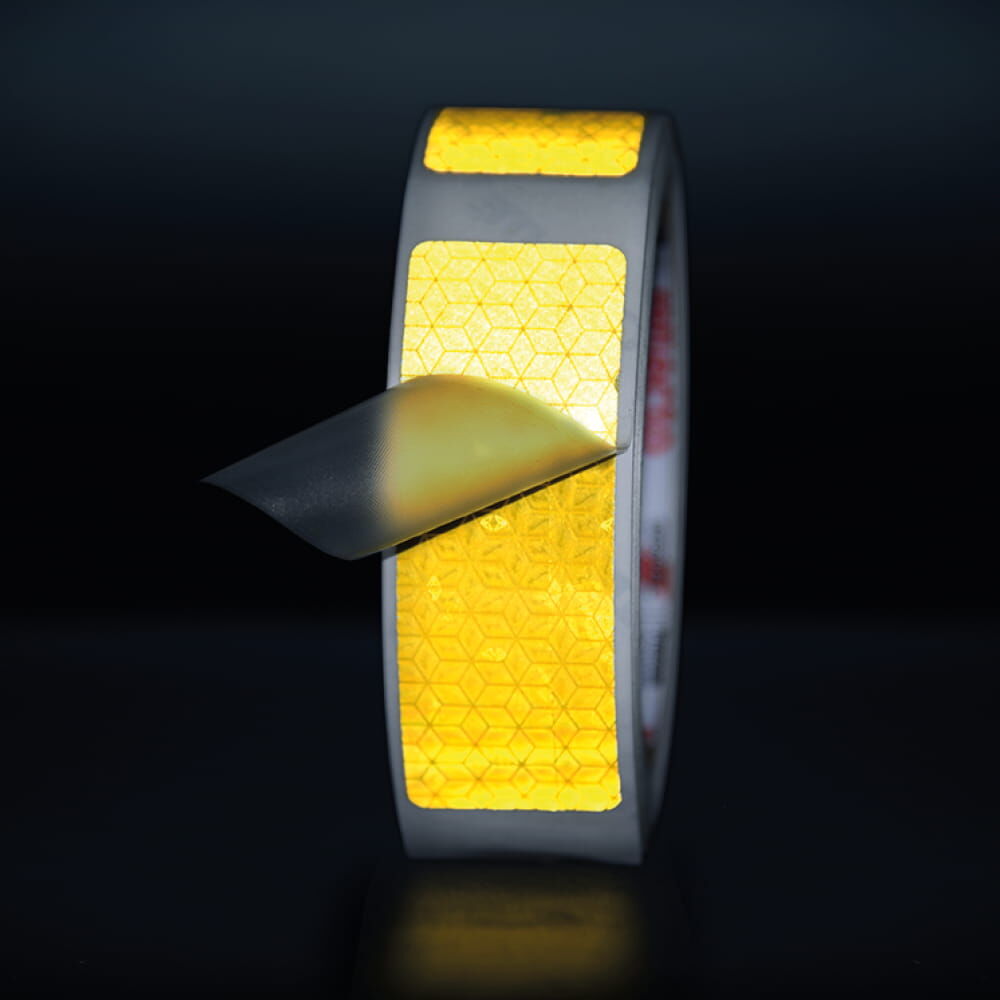 VC170-Gaps in Gelb leuchten stark bei Anstrahlung, vor schwarzem Hintergrund